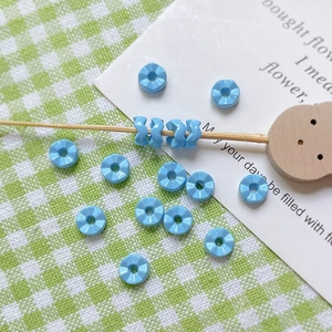 Gros plan de perles d'espacement bleues en forme de fleur pour bijoux DIY et colliers