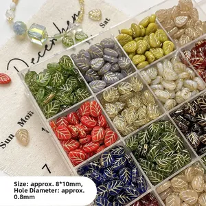 Détail macro de perles en verre feuille dorées 8x10mm pour bijoux DIY et artisanat