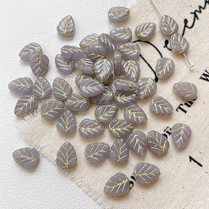 Vue macro de perles en verre feuille violette avec détails de nervures dorées