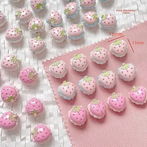 Detalle de cuentas de fresa de resina de 13mm con agujeros de 1mm para joyas DIY