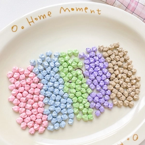 Cuentas mates de colores irregulares para joyería DIY mostradas en una bandeja