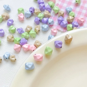 Detalle de cuentas irregulares facetadas de colores para crear joyas artesanales