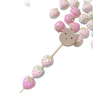 Cuentas de fresa 3D rosa para bisutería DIY con osito de madera y detalles de hojas