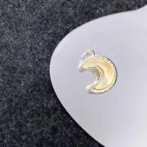 Zilveren halve maan hanger met gele inleg voor het maken van DIY sieraden