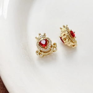 Makroansicht der 18k vergoldeten Kürbis-Kutsche Perle mit rotem Herz-Zirkon für DIY-Schmuck