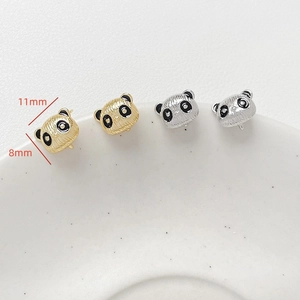 Nahaufnahme der 18k vergoldeten Panda-Ohrstecker mit Maßen von 11x8mm