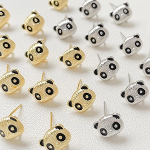 Süße Panda-Ohrstecker in 18k Gold und Silber auf weißem, strukturiertem Hintergrund