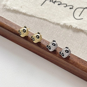Detailansicht der 18k Gold und Silber Panda-Ohrstecker mit schwarzer Emaille-Veredelung