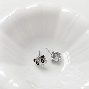 Nahaufnahme von S925 Sterling Silber Panda Ohrsteckern mit gebürstetem Metall