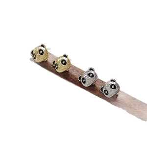18k vergoldete Panda Ohrstecker mit gebürstetem Metallfinish und schwarzer Emaille