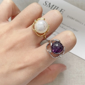 Eleganti anelli in oro 18k e argento con forme irregolari, perla e accenti di ametista
