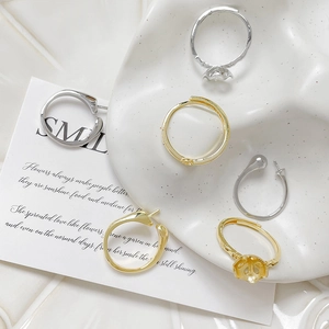 Dettaglio di castoni per anelli a fiore in oro 18k e argento per creazione gioielli DIY