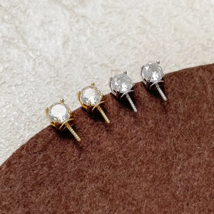 Makroansicht vergoldeter und versilberter Zirkonia-Ohrsteckerfassungen für DIY-Schmuck
