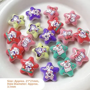 Dettaglio di perle in acrilico a forma di stella con animali per gioielli fai-da-te