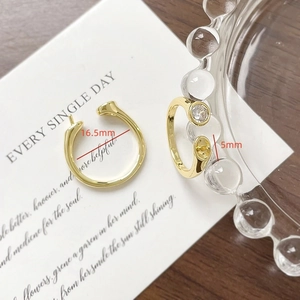 Dettaglio dell'anello regolabile placcato oro 18k con zircone e diametro interno 16,5 mm