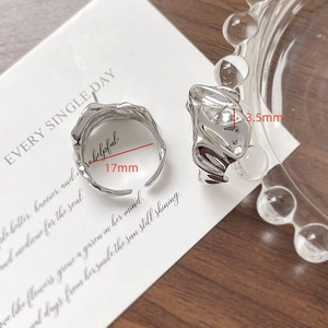 Dettaglio anello argento texture lavica con diametro interno 17mm e spessore di 3,5mm
