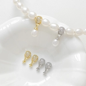 Vue détaillée de calottes en zircon plaqué or 18k pour pendentifs de bijoux DIY