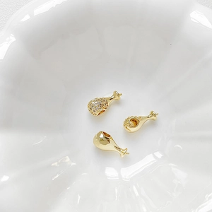 Détails macro de breloques pilons plaquées or 18 carats avec zircone pour bijoux DIY