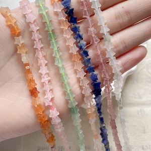 Primer plano de cuentas de cristal en forma de estrella de colores para joyería artesanal