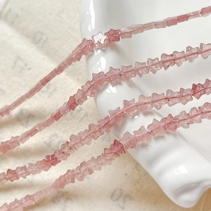 Primer plano de cuentas de cuarzo rosa natural en forma de estrella para joyas