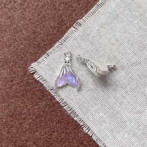 Dettaglio del ciondolo a coda di sirena argento con resina viola glitterata per DIY
