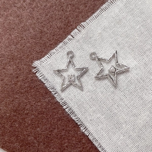 Dettaglio di ciondoli a stella in argento con zircone centrale per creazione gioielli fai-da-te