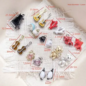 Vue macro montrant les dimensions et textures de divers pendentifs en alliage