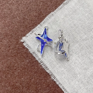 Dettaglio macro del ciondolo a stella blu cielo stellato con anello argento e diamante