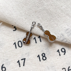 Détail macro de breloques violon avec émail brun et alliage pour bijoux DIY