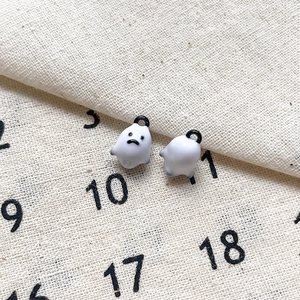 Détail macro de breloques fantômes avec anneaux pour bijoux faits main DIY