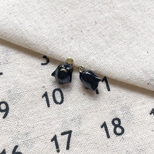 Vue détaillée de pendentifs fantômes en émail noir pour la création de bijoux DIY