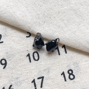 Détails de deux breloques fantômes en émail noir pour bijoux faits main DIY Océan