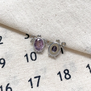 Détails de pendentifs tortue en métal argenté avec cristaux violets facettés et textures