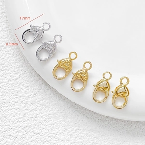Dettaglio di chiusure a moschettone a cuore da 17 mm in oro e argento per gioielli fai da te