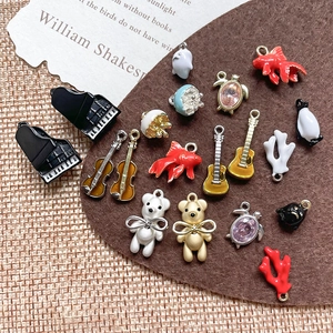 Breloques en Alliage Forme de Vie Marine et Instrument de Musique pour la Fabrication de Bijoux DIY Accessoires de Porte-clés Vintage Peinture au Four Émail Strass Pingouin Méduse Piano Violon Guitare Pendentifs pour Femmes Enfants