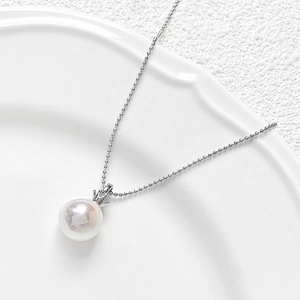 Support pendentif couronne en or 18k avec perle blanche sur une chaîne à billes épurée