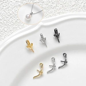 Pendentifs couronne et lampe magique plaqués or 18k avec tiges en or, argent et noir