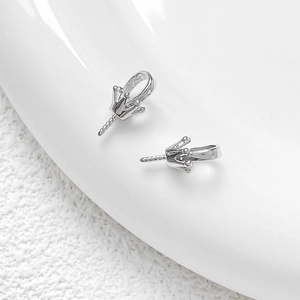 Vue macro des pendentifs couronne argentés pour la création de bijoux en perles