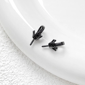 Vue détaillée des accessoires de bijoux couronne noire avec finition polie pour DIY