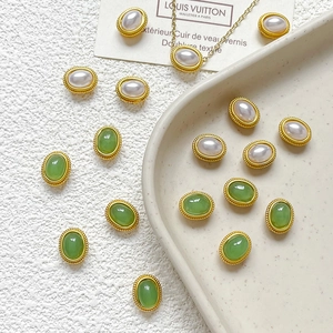 Cuentas doradas vintage con perlas y piedras verdes para crear joyas artesanales