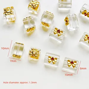 Détail de perles en cristal carrées avec motifs floraux dorés pour bijoux DIY