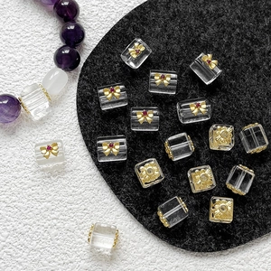 Détail de perles carrées en cristal avec fleurs dorées et nœuds pour bijoux DIY
