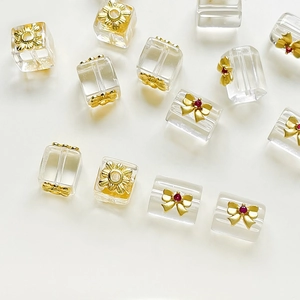 Perles en cristal naturel carrées avec breloques dorées fleurs et nœuds pour bijoux DIY