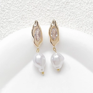 Pendientes de perlas barrocas bañados en oro de 18k con circonitas y agujas de plata S925