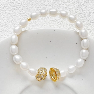 Gold-plated zircon screw clasp bracelet with white oval freshwater pearls and gold beads