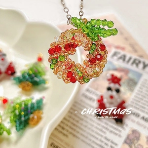 Collana con ciondolo ghirlanda di Natale fatta a mano con perline rosse e verdi su catena