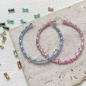 Grandi orecchini a cerchio stile bambù in blu e rosa metallizzato con perline coordinate