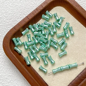 Macro di perline a forma di bambù verde menta con finitura metallica per gioielli