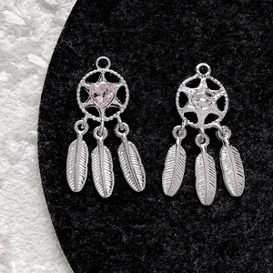 Dettaglio del ciondolo acchiappasogni in argento con cristallo a cuore rosa e tre piume