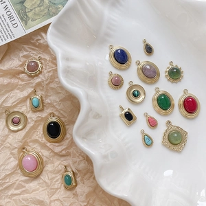 Vue macro de pendentifs vintage en acier titane doré avec pierres précieuses colorées